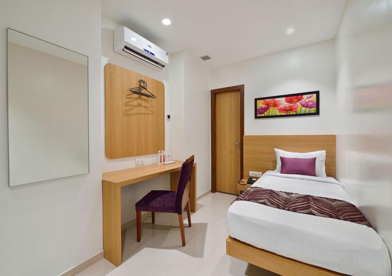 Hotel Leafio-Near Airport มุมไบ ภายนอก รูปภาพ