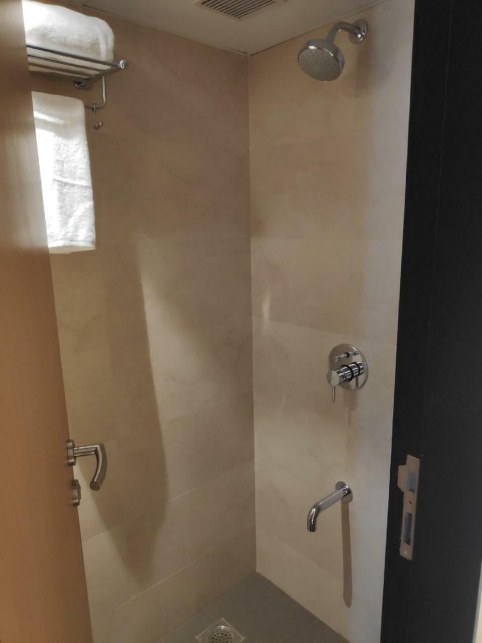 Hotel Leafio-Near Airport มุมไบ ภายนอก รูปภาพ